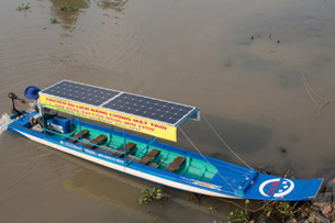 Bốn 'lão khùng' chế thuyền du lịch năng lượng mặt trời