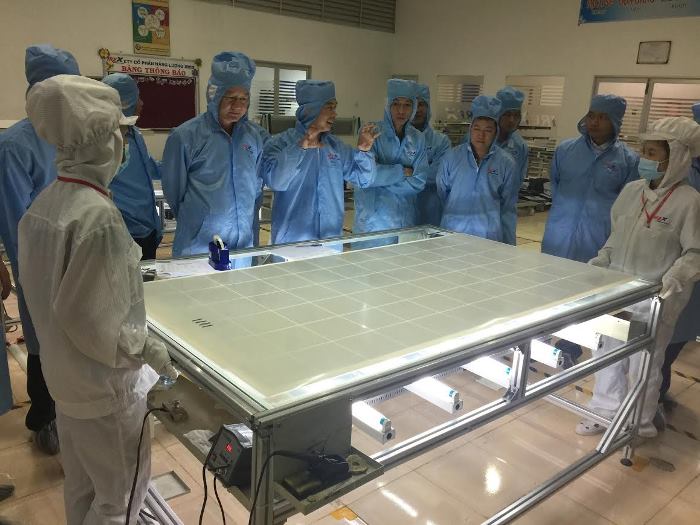 Ban Quản lý dự án Điện nông thôn miền Trung tham quan dây chuyền sản xuất tấm pin năng lượng mặt trời