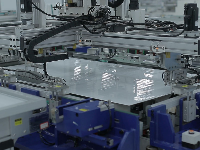  Tổ hợp nhà máy sản xuất tấm pin năng lượng mặt trời mới của công ty năng lượng IREX sử dụng dây chuyền sản xuất tự động hóa hoàn toàn, giúp giảm sai sót và tăng năng suất.