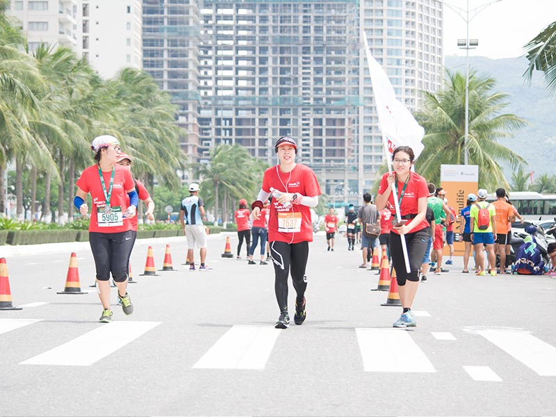 Bà Sylvie Lam (giữa) – Giám đốc nhân sự của SolarBK Holdings tham dự đường chạy 42 km.