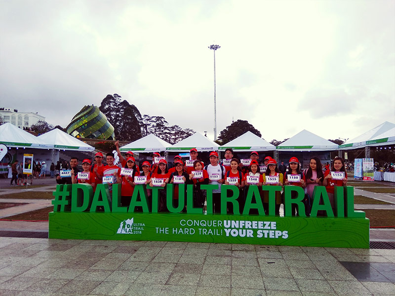 Trời đổ mưa lớn trong buổi lễ khai mạc Dalat Ultra Trail vẫn không làm nản lòng tinh thần thi đấu của các SolarBK Runners