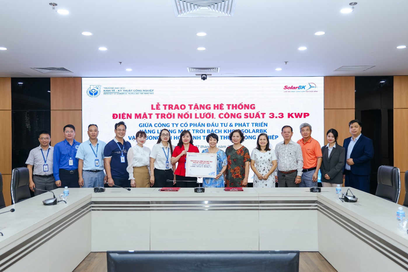 SolarBK trao tặng hệ thống điện mặt trời cho Trường Đại học Kinh tế – Kỹ thuật Công nghiệp
